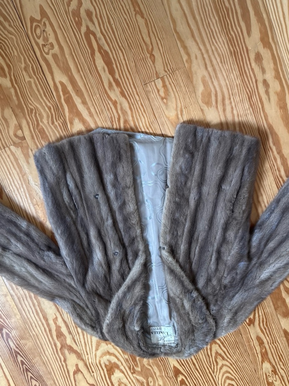 WOMENS SMALL GENUINE GRAY MINK FUR COAT FROM THE 70s. ALMOST PERFECT SHAPE.